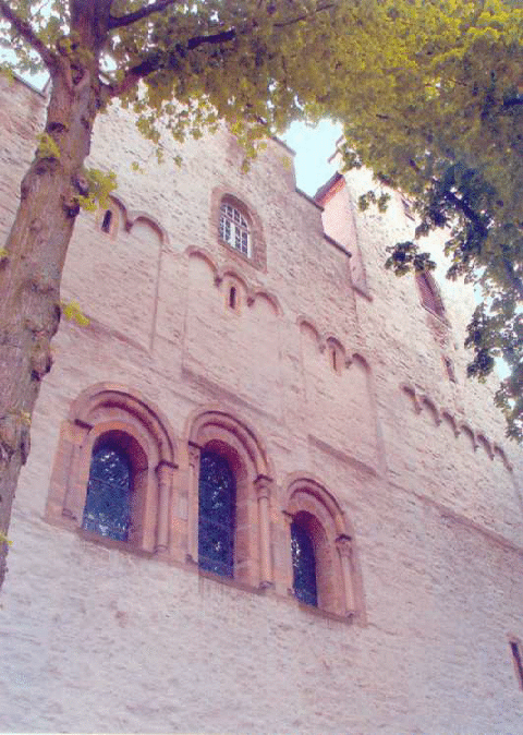 Ansicht der Kirche von Nordwesten mit dem Westwerk.